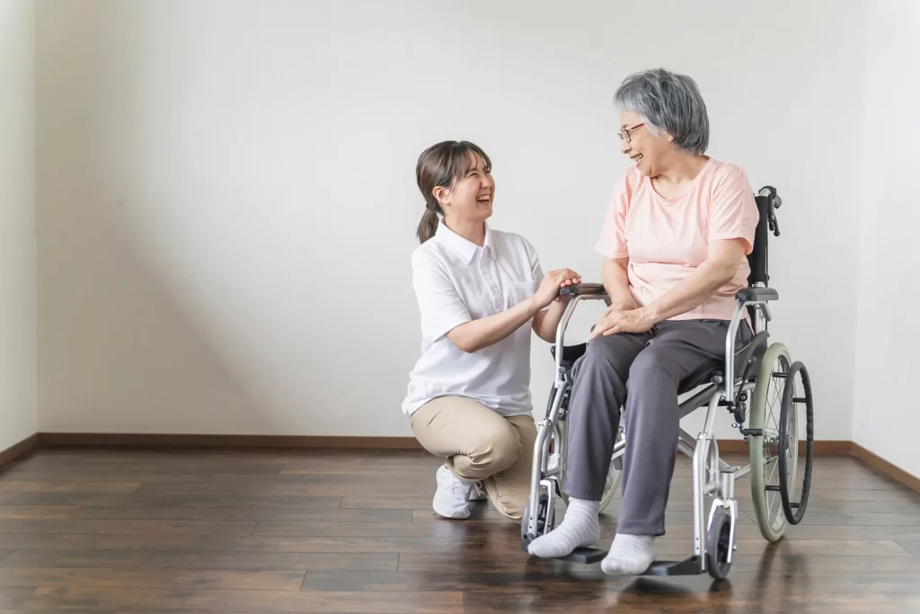 介護現場の職員と高齢者