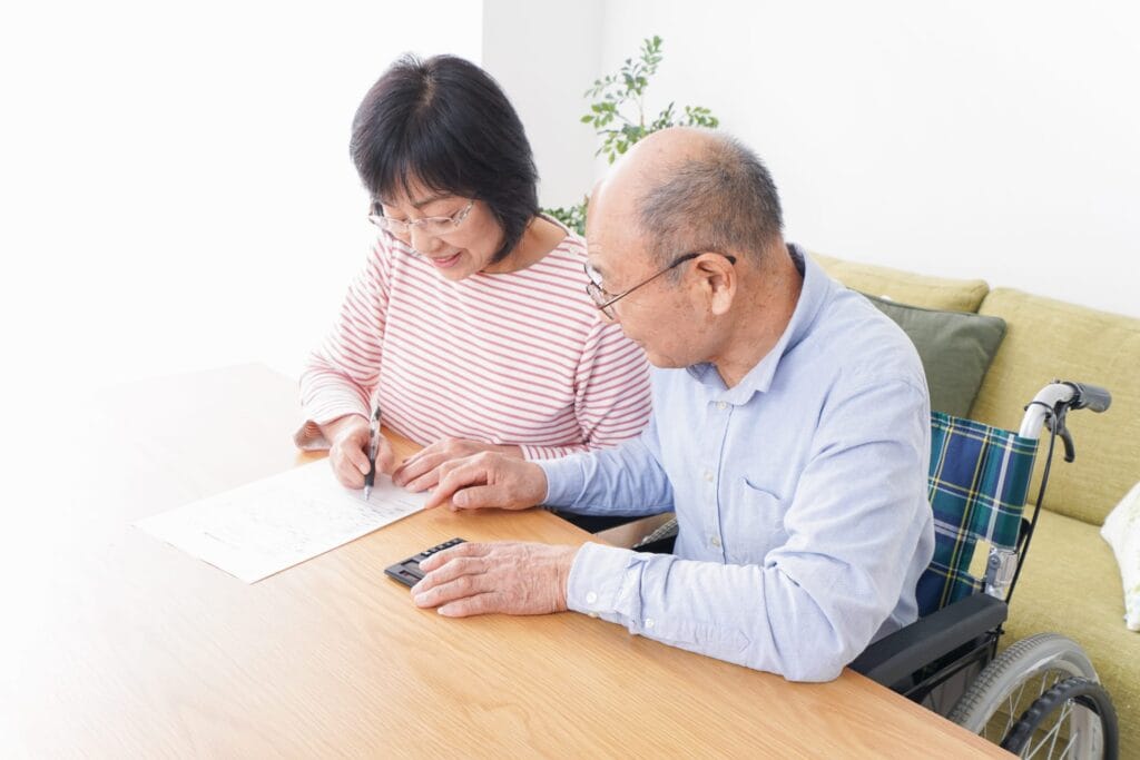 エンディングノートを作成する夫婦