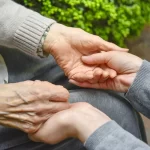 認知症のと手をつなぐ写真