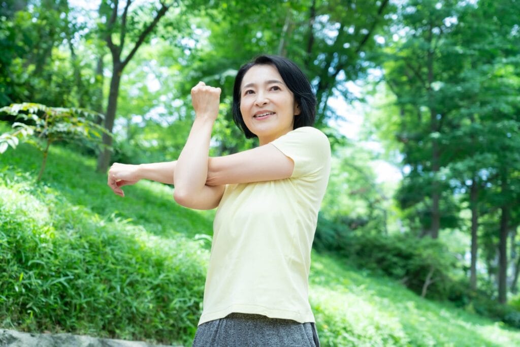 50代の女性のストレッチしながら終活