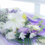 葬儀の棺とブーケ