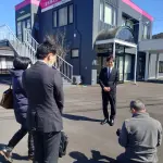 あいえんが週刊いなに取材を受け屋外で撮影された写真