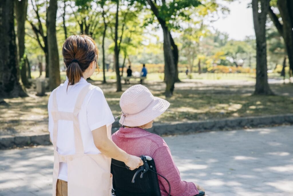 デイサービスで車いすを押す写真