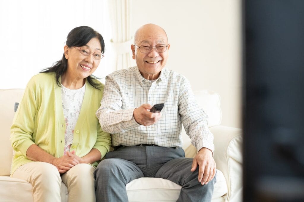 テレビを見る高齢者