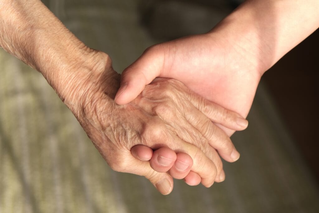 親と手をつなぐ