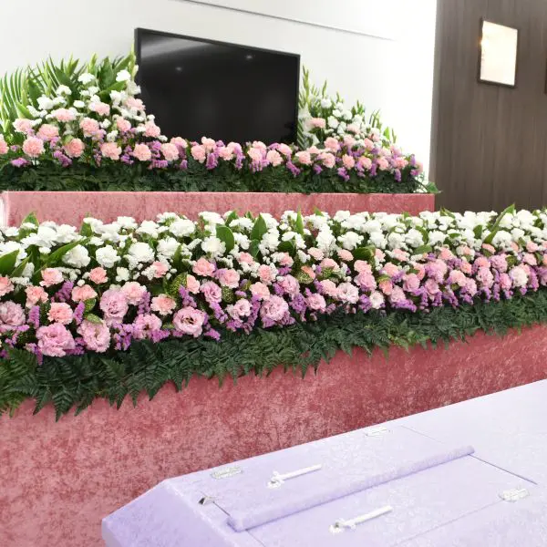 落ち着いた雰囲気の中で行われる葬儀支援のイメージ