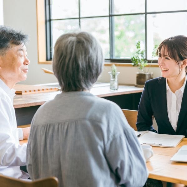 身元保証の相談を行う高齢者支援の様子