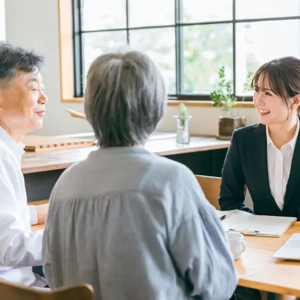 身元保証の相談を行う高齢者支援の様子